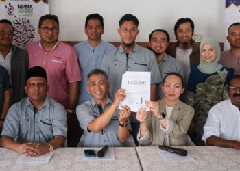 WAN Mohd Yusri Wan Rawi (duduk dua dari kiri) bersama Regine Lim (duduk dua dari kanan) menunjukkan jumlah penggunaan diesel pemain industri kawalan mahkluk perosak melebihi 4.4 juta liter sebulan.