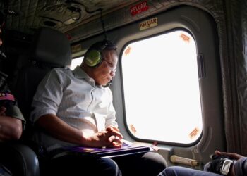 SAIFUDDIN Nasution Ismail melakukan tinjauan udara di sempadan Padang Besar, Perlis hari ini.-UTUSAN
