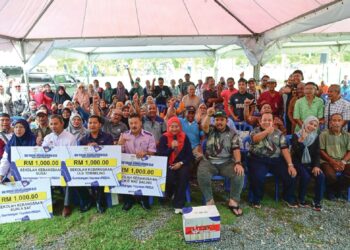Manndzri (duduk, lima dari kanan) bergambar bersama-sama komuniti pedalaman dalam Program Outreach De Tour Pedalaman RISDA di Kampung Semena, Jerantut.
