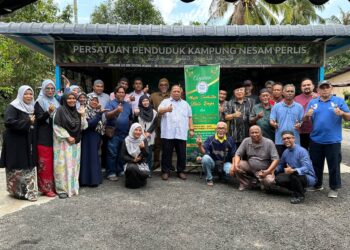 ABU Bakar Hamzah bergambar bersama penduduk pada majlis perasmian Persatuan Penduduk Kampung Nesam serta sambutan Hari Raya Aidilfitri peringkat kampung itu di Kangar, Perlis semalam.-UTUSAN