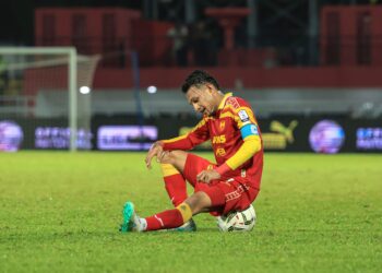 REAKSI kecewa bintang Selangor FC, Faisal Halim selepas keputusan seri 1-1 dengan Sabah FC pada perlawanan Liga Super di Stadium MBPJ, kelmarin.-UTUSAN/FARIZ RUSADIO
