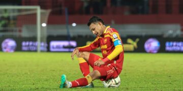 REAKSI kecewa bintang Selangor FC, Faisal Halim selepas keputusan seri 1-1 dengan Sabah FC pada perlawanan Liga Super di Stadium MBPJ, kelmarin.-UTUSAN/FARIZ RUSADIO