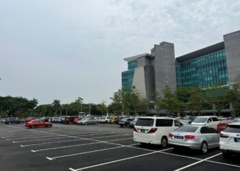 KEADAAN kawasan parkir yang menunjukkan sedikit pengurangan kenderaan susulan pelaksanaan BDR.