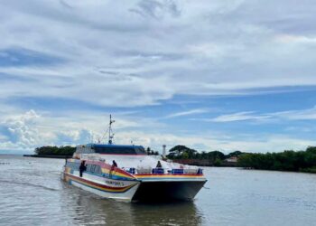 SEBELUM perkembangan pesat penerbangan tambang murah, feri merupakan laluan utama untuk keluar masuk ke Pulau Langkawi .