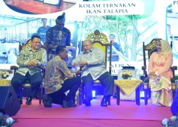 TUANKU Syed Sirajuddin Jamalullail berkenan mengurniakan Anugerah Tokoh Perlis Agrofest kepada Zulkifli Saad semasa Majlis Perasmian Perlis Agrofest 2026 di Sungai Batu Pahat, Kangar, Perlis semalam.-UTUSAN/IZLIZAN OTHMAN