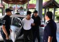 MUHAMMAD Firdaus Zamri diiringi anggota polis semasa dibawa ke Mahkamah Sesyen Kuala Terengganu.