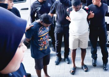 RETNA Velu (kiri) dan S. Valan (tengah) dihadapkan ke Mahkamah Sesyen, Ampang, Selangor semalam. – UTUSAN/SHIDIEQIEN ZON