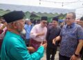DR. Mahfodz Mohamed (kiri) menyambut ketibaan Ahmad Samsuri Mokhtar pada majlis Rumah Terbuka Aidilfitri PAS Negeri Johor di Bukit Pasir, Pagoh, Muar.