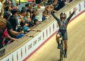 Azizulhasni Awang meraikan kejayaan meraih pingat gangsa selepas menewaskan pelumba Russia, Nikita Kiriltsev dalam perlumbaan penentuan tempat ketiga acara pecut individu Piala Dunia Trek 2026 di Velodrom Nasional, Nilai, semalam. – UTUSAN/ISKANDAR ISHAK