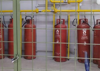 HARGA jualan gas komersial tong 50 kilogram (kg) dilaporkan meningkat antara RM280 ke RM320 ketika ini, kenaikan sebanyak RM50 yang dijangka memberi kesan besar kepada pelbagai sektor perniagaan dan industri. - Gambar Hiasan