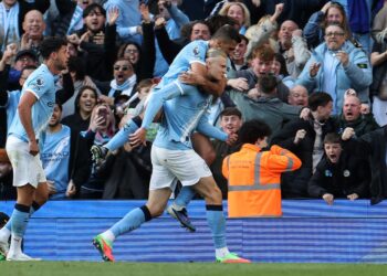 Erling Haaland meraikan jaringan kedua Manchester City ketika menentang Arsenal dalam aksi Liga Perdana Inggeris di Stadium Etihad, Manchester, hari ini. - AFP