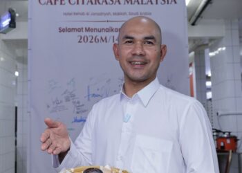 KEROPOK lekor antara menu yang ditawarkan Hairudin Omar  di Cafe Citarasa Malaysia di Hotel Rehab Al-Janadriyah, Arab Saudi.