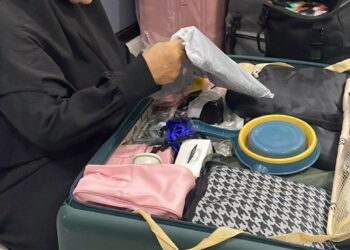 SALEHA Mohd. Sahak membuat persiapan haji sebagai persediaan ke Tanah Suci di kediamannya di Batu Caves, Selangor.