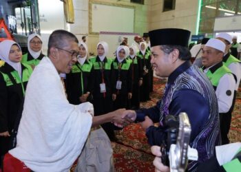 TENGKU Mohd. Ddzaraif Raja Abdul Kadir menyambut ketibaan jemaah haji Malaysia di Hotel Al-Tayseer, Mekah.