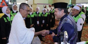 TENGKU Mohd. Ddzaraif Raja Abdul Kadir menyambut ketibaan jemaah haji Malaysia di Hotel Al-Tayseer, Mekah.