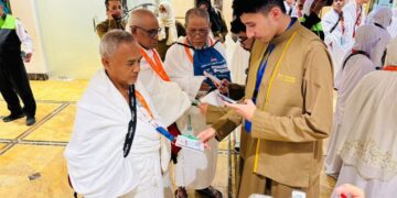 PETUGAS melakukan imbasan kod terhadap kad Nusuk jemaah haji sebelum menunaikan ibadah umrah di hotel penginapan Al-Tayseer, Mekah.-UTUSAN/JUANI MUNIR ABU BAKAR