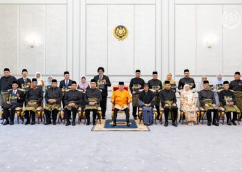 SERAMAI 14 orang hakim menerima surat cara pelantikan sebagai Hakim Mahkamah Persekutuan, Hakim Mahkamah Rayuan dan Hakim Mahkamah Tinggi dalam satu istiadat di Istana Negara, hari ini. - Facebook/Sultan Ibrahim Sultan Iskandar