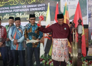 MOHD. Nor Hamzah (kanan) memukul gong sebagai gimik perasmian Ijtimak Antarabangsa Perpaduan Ummah Kali Ke-5 dan Himpunan Alam Melayu 2026 di perkarangan Kompleks Sukan Negeri, Kuala Nerus, Terengganu. - UTUSAN/PUQTRA HAIRRY