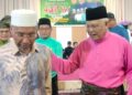 HAMZAH Zainudin (kanan) bersama Naib Presiden Pas, Datuk Idris Ahmad pada  Majlis Rumah Terbuka Aidilfitri Pas Larut di Batu Kurau semalam. - UTUSAN/WAT KAMAL ABAS