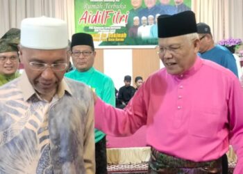 HAMZAH Zainudin (kanan) bersama Naib Presiden Pas, Datuk Idris Ahmad pada  Majlis Rumah Terbuka Aidilfitri Pas Larut di Batu Kurau semalam. - UTUSAN/WAT KAMAL ABAS