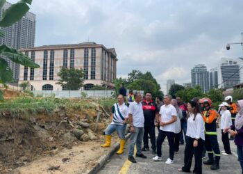 HANNAH Yeoh bersama Datuk Bandar Kuala Lumpur, Datuk Seri Fadlun Mak Ujud ketika melawat tapak runtuhan tembok penahan di jalan Abang Haji Openg, Taman Tun Dr Ismail (TTDI), hari ini