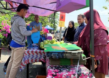 PENGUNJUNG dari luar yang datang ke Perlis tidak melepaskan peluang membeli mempelam harumanis di Arau, semalam. 
– UTUSAN/MOHD. HAFIZ ABD. MUTALIB