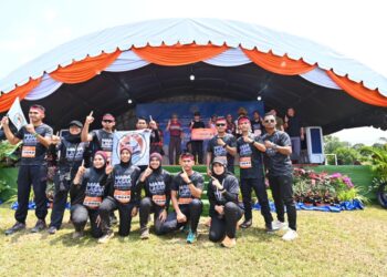 TENGKU Hassanal Ibrahim Alam Shah bergambar bersama peserta yang mewakili pasukan Polis Daerah Kuantan pada program Mara Lasak Pahang 2.0 di Felda Chini di Pekan, Pahang. - UTUSAN/SHAIKH AHMAD RAZIF