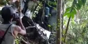 Helikopter Airbus H130 iterhempas selepas berlepas dari kawasan ladang di Melawi, Kalimantan Barat. - Foto Media sosial