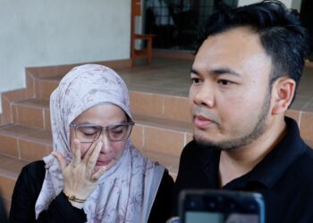 IBU dan bapa Qaseh Aulia ketika ditemui selepas mendengar keputusan keatas pengasuh, Mulyati Kalim yang didakwa bertindak cuai sehingga menyebabkan kematian anaknya, di Mahkamah Sesyen Petaling Jaya, di sini hari ini. - UTUSAN/SHIDDIEQIIN ZON