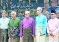IDRIS Ahmad (tiga dari kiri) pada Jamuan Rumah Terbuka Hari Raya Aidilfitri Pas Negeri Perak di Malim Nawar di Kampar hari ini.