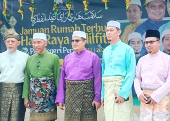 IDRIS Ahmad (tiga dari kiri) pada Jamuan Rumah Terbuka Hari Raya Aidilfitri Pas Negeri Perak di Malim Nawar di Kampar hari ini.