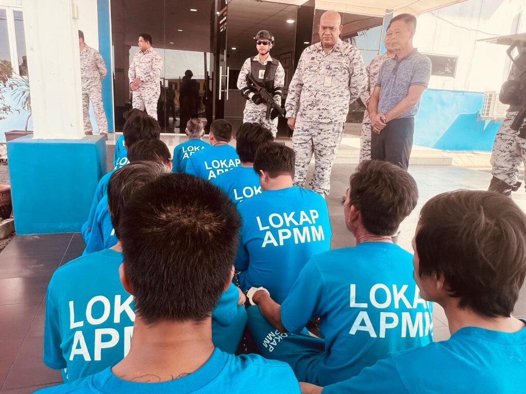 Bot Vietnam buang alat tangkap ikan ke laut elak ditahan