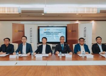 WONG Chong Siong (tiga dari kiri) semasa Majlis Menandatangani Perjanjian Taja Jamin dengan TA Securities Holdings Berhad.