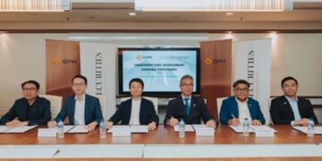 WONG Chong Siong (tiga dari kiri) semasa Majlis Menandatangani Perjanjian Taja Jamin dengan TA Securities Holdings Berhad.