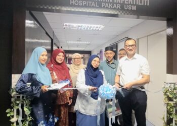 DR. Ab. Rahman Izaini Ghani (kanan) menyempurnakan gimik perasmian penjenamaan semula Perkhidmatan Infertiliti HPUSM di Kota Bharu, Kelantan. - UTUSAN/MUSTAQIM MOHAMED