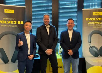 MELVIN Phun (kiri), Holger Reisinger (tengah) dan Augustine Yue (kanan) pada Majlis Pelancaran Jabra Malaysia Evolve3 & PanaCast Room Kit di KL Eco City, Kuala Lumpur.