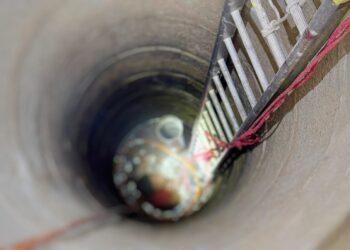 KEADAAN pelajar yang terjatuh ke dalam telaga sedalam 5.48 meter di Tumpat, Kelantan hari ini.