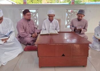 Md. Radzi Hashim (tengah) berharap banyak program dianjurkan di maahad tahfiz dan masjid untuk menarik anak muda. – MINGGUAN/AIN SAFRE BIDIN