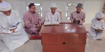 Md. Radzi Hashim (tengah) berharap banyak program dianjurkan di maahad tahfiz dan masjid untuk menarik anak muda. – MINGGUAN/AIN SAFRE BIDIN