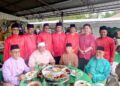 MUHYIDDIN Yassin (duduk dua kanan) menghadiri majlis Rumah Terbuka Aidilfitri PAS Negeri Johor di Bukit Pasir, Pagoh, Muar, Johor.