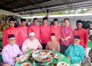 MUHYIDDIN Yassin (duduk dua kanan) menghadiri majlis Rumah Terbuka Aidilfitri PAS Negeri Johor di Bukit Pasir, Pagoh, Muar, Johor.