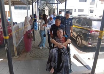 LU Xun menggunakan kerusi roda ketika dihadapkan ke mahkamah bagi berdepan pertuduhan memandu secara berbahaya di Sungai Petani.