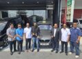 Kabeer (empat dari kanan) dan Kamarudin (tiga dari kiri) pada majlis menandatangani MoU bagi pengoperasian teksi EV di negara ini.