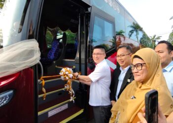 WONG Kah Woh pada majlis penyerahan bas kepada SMK Raja Permaisuri Bainun di Ipoh hari ini.