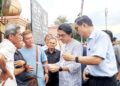 MUHAMMAD Kamil Abdul Munim (dua dari kanan) bertemu dengan sebahagian pekebun sayur di Khantan yang memohon tanah baharu untuk diusahakan di Medan Klebang Restu, Chemor di Ipoh.