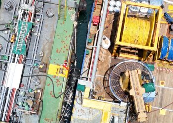 DUA kapal tangki ditahan dan disyaki sedang menjalankan aktiviti pemindahan minyak dari kapal ke kapal di perairan Bagan Ajam, Pulau Pinang.-IHSAN MARITIM PULAU PINANG