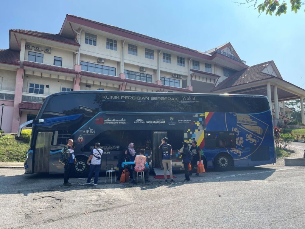Bahasa isyarat bantu doktor gigi rawat orang pekak