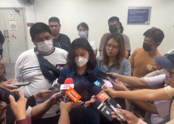 KEE Ching Ching bercakap kepada pemberita selepas bersama ibu bapa Joey Ling Lin Siang menuntut jasad anak saudaranya di Jabatan Forensik, HSB di Alor Setar.