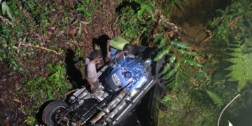 KEADAAN kereta yang jatuh gaung di Batu 21, Jalan Tapah menghala ke Cameron Highlands di Tapah semalam. - GAMBAR IHSAN JBPM PERAK