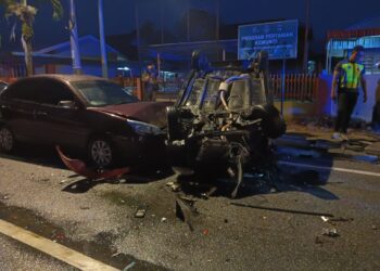 KEMALANGAN melibatkan lima kereta dan sebuah motosikal di Jalan Kuala Dipang - Malim Nawar di Kampar semalam. - FOTO IHSAN PDRM